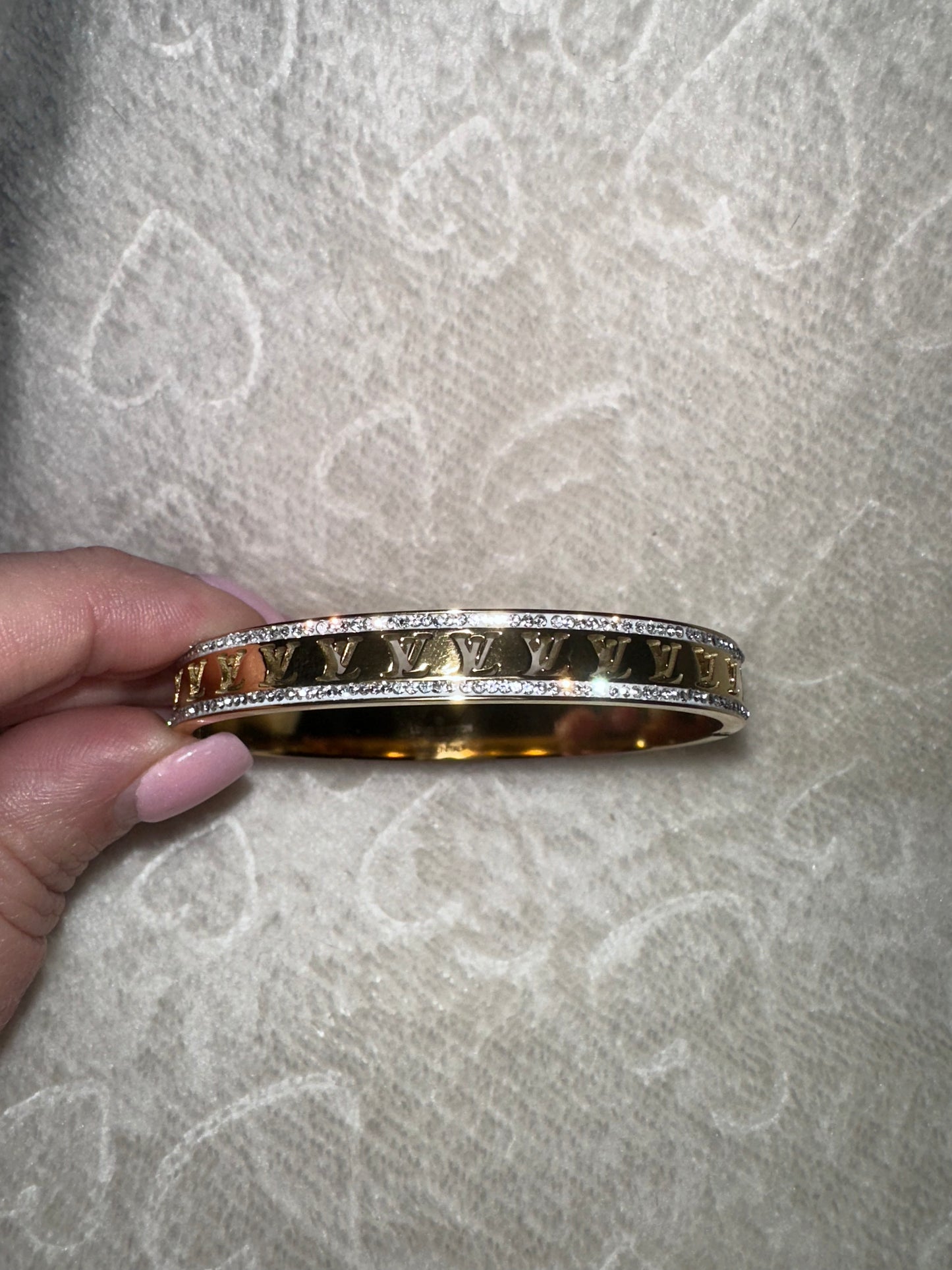 Brazalete de diseñador inspirado en Luisito V