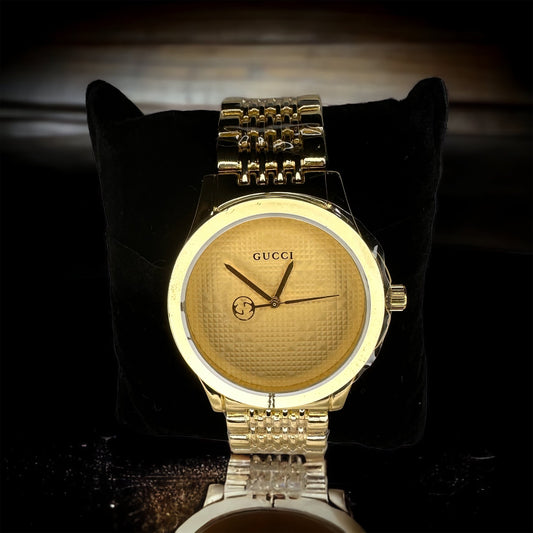 Reloj de diseño inspirado en Pucchi dorado